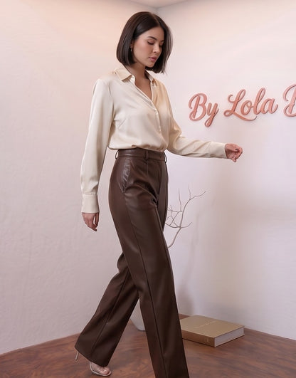 pantalón de dos colores, negro con efecto cuero en la parte delantera y marrón satinado en la trasera, en diferentes tomas y combinaciones de ropa.