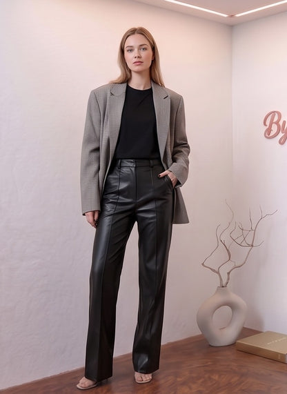 pantalón de dos colores, negro con efecto cuero en la parte delantera y marrón satinado en la trasera, en diferentes tomas y combinaciones de ropa.