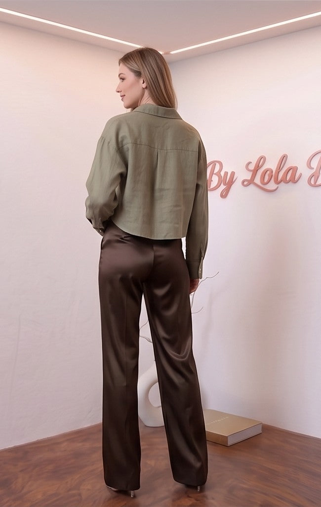 pantalón de dos colores, negro con efecto cuero en la parte delantera y marrón satinado en la trasera, en diferentes tomas y combinaciones de ropa.