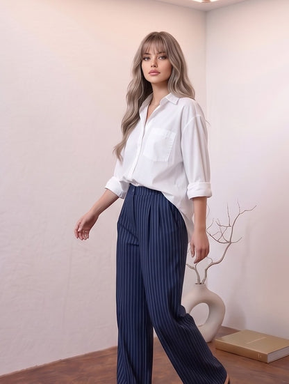 Pantalón palazzo sastre para mujer en color azul marino con raya diplomática blanca, corte de pierna ancha y fluida, cintura de tiro alto con detalle de pinzas frontales