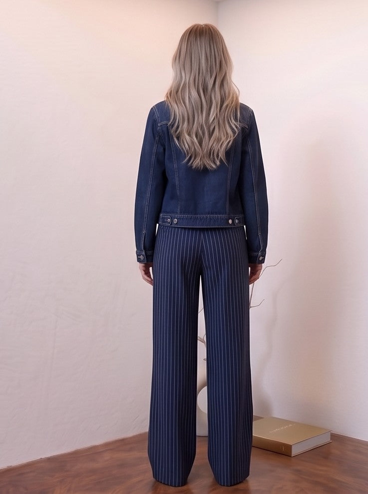 Pantalón palazzo sastre para mujer en color azul marino con raya diplomática blanca, corte de pierna ancha y fluida, cintura de tiro alto con detalle de pinzas frontales