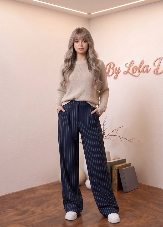 Pantalón palazzo sastre para mujer en color azul marino con raya diplomática blanca, corte de pierna ancha y fluida, cintura de tiro alto con detalle de pinzas frontales