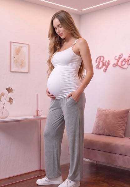 Detalle del dobladillo, costuras y acabado de Pantalón premamá de corte recto y pierna ancha para embarazo y posparto, disponible en color negro, gris claro vigoré y gris marengo oscuro. Confeccionado en tejido elástico extrasuave efecto seda, con banda sobre la barriga con elástico y botón regulable interior, bolsillos laterales y caída holgada.
