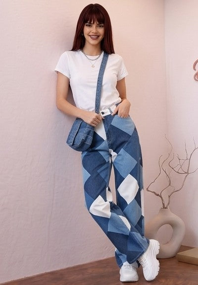 Collage de 4 fotos de modelo posando con pantalón vaquero ancho estilo patchwork de rombos geométricos de tiro alto, disponible en cuatro combinaciones de color: azul denim con blanco, tonos neutros marrón beige, multicolor pastel azul y rosa, y tonos tierra mostaza verde oliva