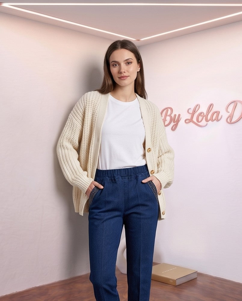 Pantalón vaquero de mujer de tiro alto, elástico, con detalle de cremallera decorativa lateral y diseño clásico de cinco bolsillos, disponible en tres colores vibrantes: azul denim oscuro, azul denim medio y negro.