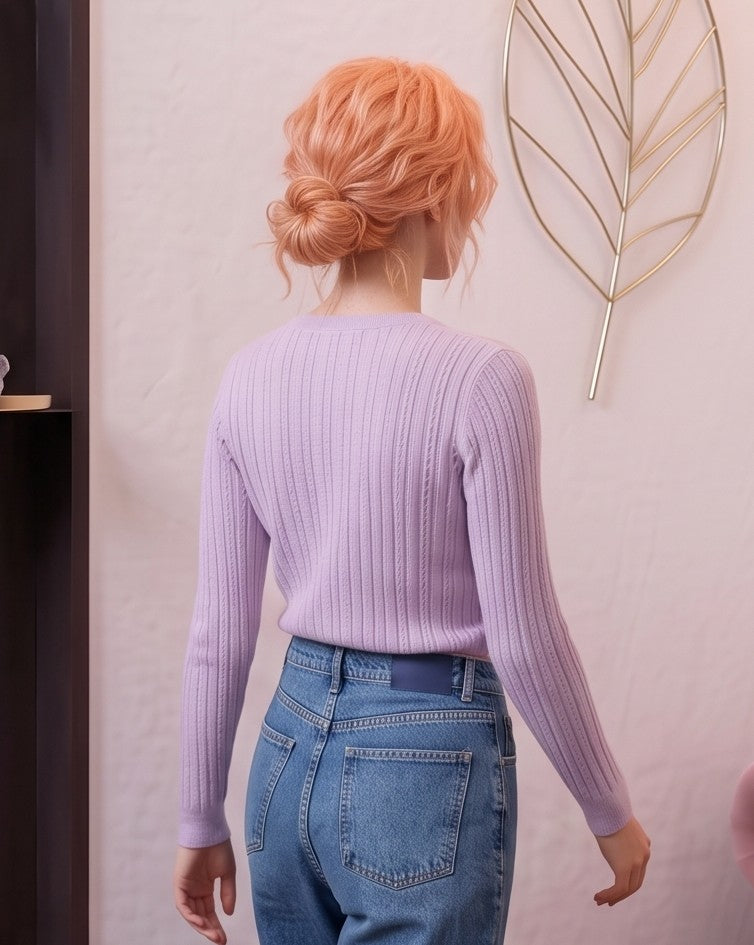 Pantalón vaquero azul para mujer de estilo urbano y casual. Diseño de pierna ancha y tiro alto, largo tobillero 9/10, con distintivos bolsillos delanteros cuadrados tipo parche y cierre clásico de botón. Tejido denim liso.