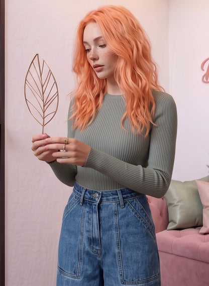 Pantalón vaquero azul para mujer de estilo urbano y casual. Diseño de pierna ancha y tiro alto, largo tobillero 9/10, con distintivos bolsillos delanteros cuadrados tipo parche y cierre clásico de botón. Tejido denim liso.