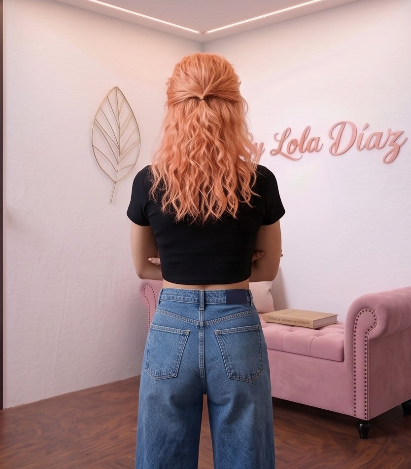 Pantalón vaquero azul para mujer de estilo urbano y casual. Diseño de pierna ancha y tiro alto, largo tobillero 9/10, con distintivos bolsillos delanteros cuadrados tipo parche y cierre clásico de botón. Tejido denim liso.