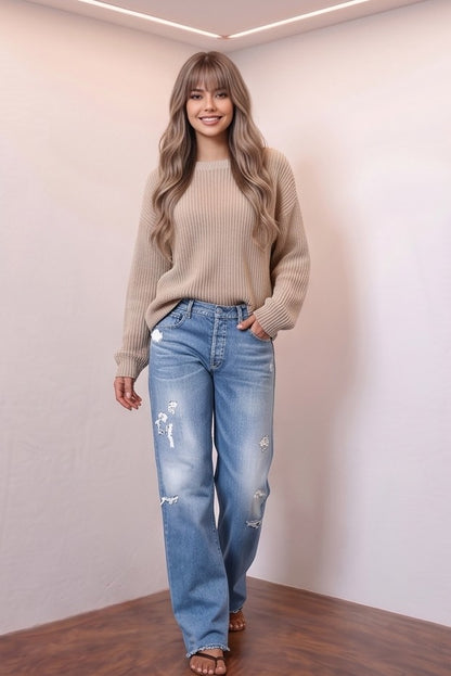 Pantalón vaquero denim para mujer de corte recto holgado y tiro medio, con detalles de rotos desgastados en muslos y bajo desflecado, disponible en cinco lavados: azul oscuro, azul medio, azul claro, gris lavado y negro desgastado.