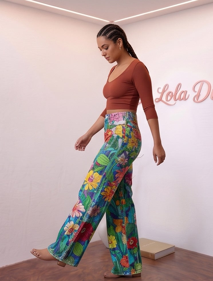 Pantalón vaquero palazzo de tiro alto para mujer con pernera ancha, confeccionado en tejido denim fluido y disponible en una colección de 8 colores y acabados: estampados psicodélicos retro, margaritas sobre fondo gris, motivos botánicos con cactus, hojas tropicales, animal print de leopardo combinado con flores y grecas vintage en azul y rosa.