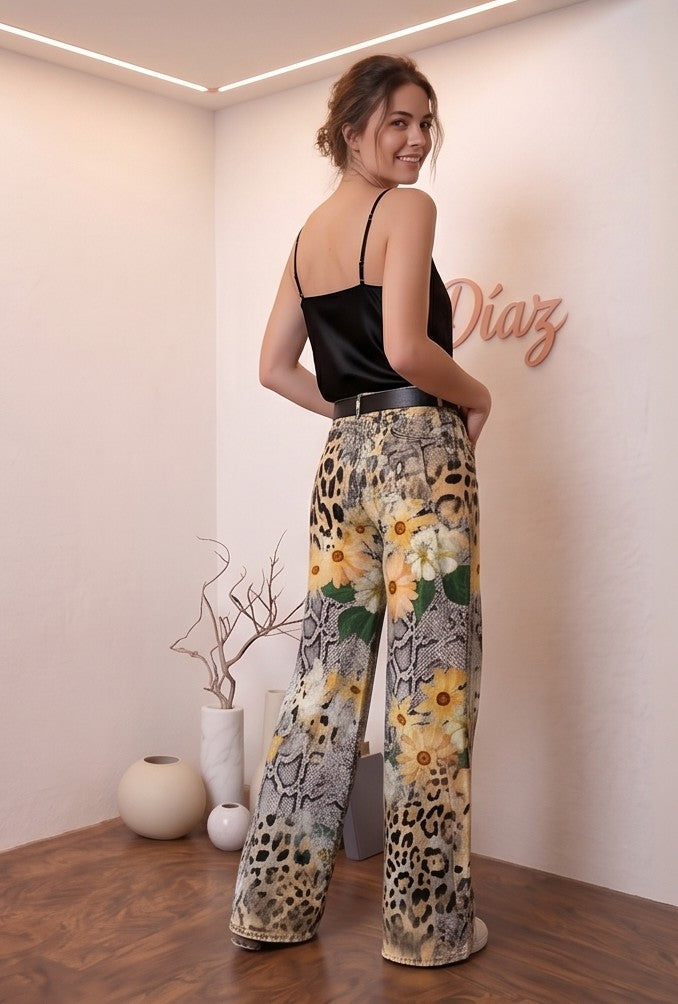 Pantalón vaquero palazzo de tiro alto para mujer con pernera ancha, confeccionado en tejido denim fluido y disponible en una colección de 8 colores y acabados: estampados psicodélicos retro, margaritas sobre fondo gris, motivos botánicos con cactus, hojas tropicales, animal print de leopardo combinado con flores y grecas vintage en azul y rosa.