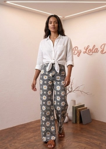 Pantalón vaquero palazzo de tiro alto para mujer con pernera ancha, confeccionado en tejido denim fluido y disponible en una colección de 8 colores y acabados: estampados psicodélicos retro, margaritas sobre fondo gris, motivos botánicos con cactus, hojas tropicales, animal print de leopardo combinado con flores y grecas vintage en azul y rosa.