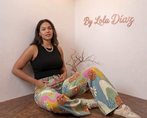 Pantalón vaquero palazzo de tiro alto para mujer con pernera ancha, confeccionado en tejido denim fluido y disponible en una colección de 8 colores y acabados: estampados psicodélicos retro, margaritas sobre fondo gris, motivos botánicos con cactus, hojas tropicales, animal print de leopardo combinado con flores y grecas vintage en azul y rosa.