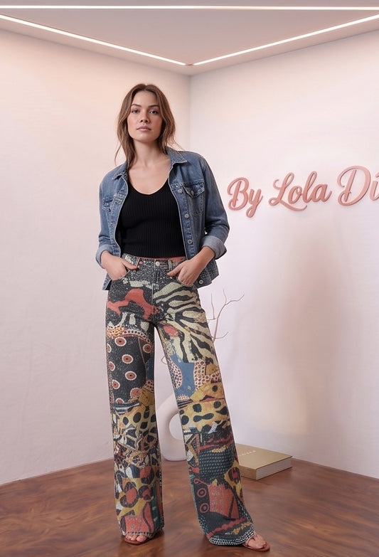 Pantalón vaquero palazzo de tiro alto para mujer con pernera ancha, confeccionado en tejido denim fluido y disponible en una colección de 8 colores y acabados: estampados psicodélicos retro, margaritas sobre fondo gris, motivos botánicos con cactus, hojas tropicales, animal print de leopardo combinado con flores y grecas vintage en azul y rosa.