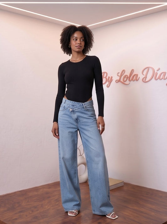 pantalón vaquero wide leg de tiro alto con cierre cruzado asimétrico y pernera ancha recta, mostrado en cuatro colores: negro desgastado, marrón chocolate, verde caqui y azul claro clásico
