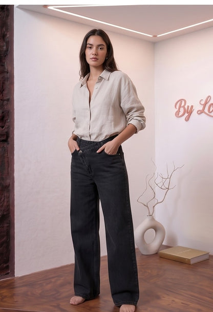 pantalón vaquero wide leg de tiro alto con cierre cruzado asimétrico y pernera ancha recta, mostrado en cuatro colores: negro desgastado, marrón chocolate, verde caqui y azul claro clásico