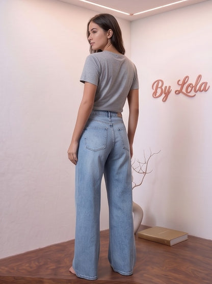 pantalón vaquero wide leg de tiro alto con cierre cruzado asimétrico y pernera ancha recta, mostrado en cuatro colores: negro desgastado, marrón chocolate, verde caqui y azul claro clásico