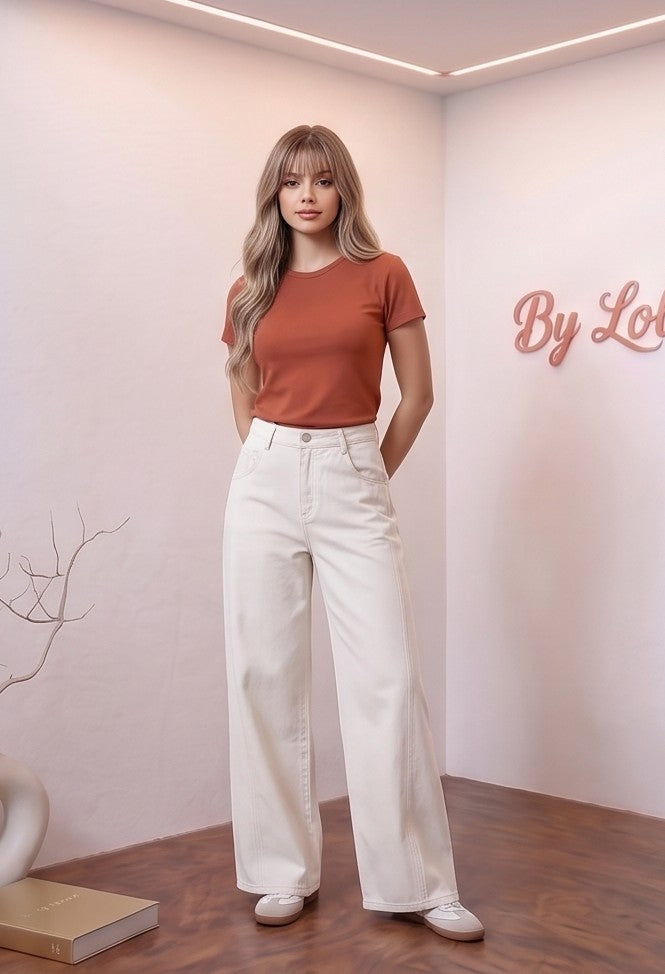 Pantalón vaquero de mujer corte wide leg y tiro alto con pernera ancha, bolsillos delanteros curvados, costuras verticales decorativas a contraste y bolsillos traseros tipo parche, disponible en azul marino denim oscuro y blanco roto crudo.