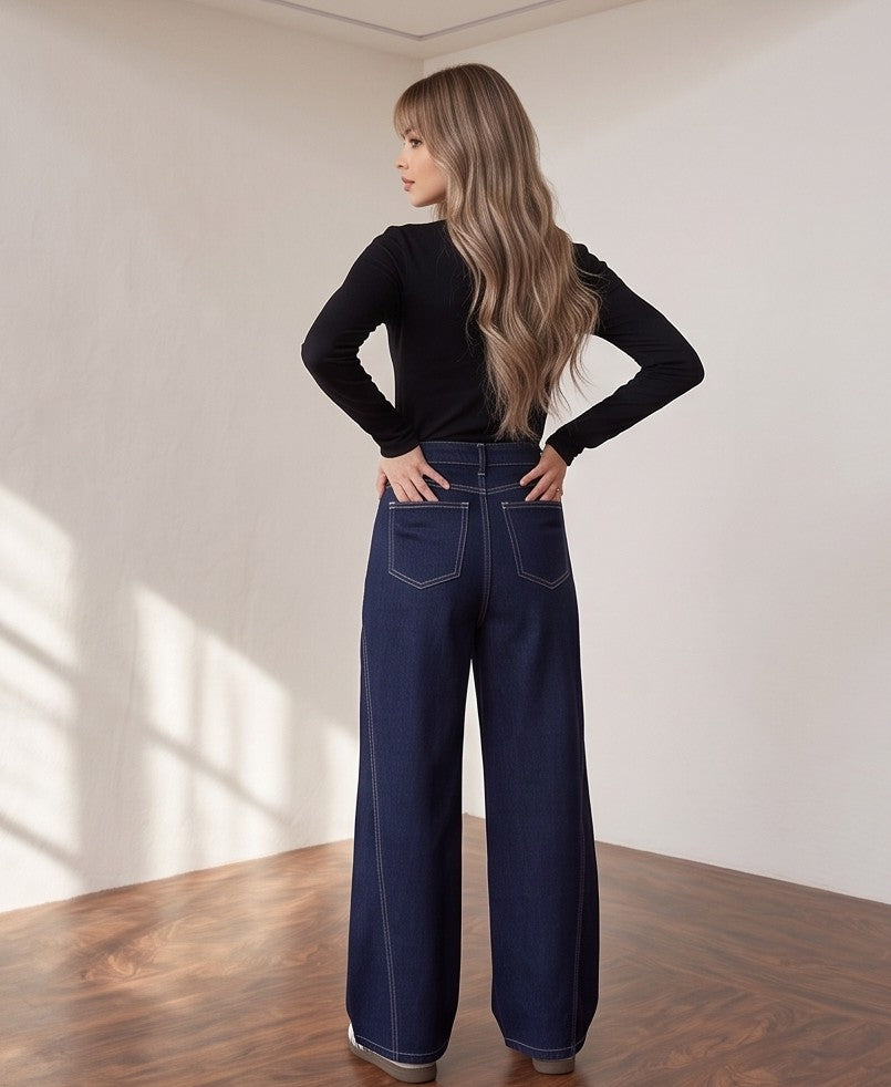 Pantalón vaquero de mujer corte wide leg y tiro alto con pernera ancha, bolsillos delanteros curvados, costuras verticales decorativas a contraste y bolsillos traseros tipo parche, disponible en azul marino denim oscuro y blanco roto crudo.