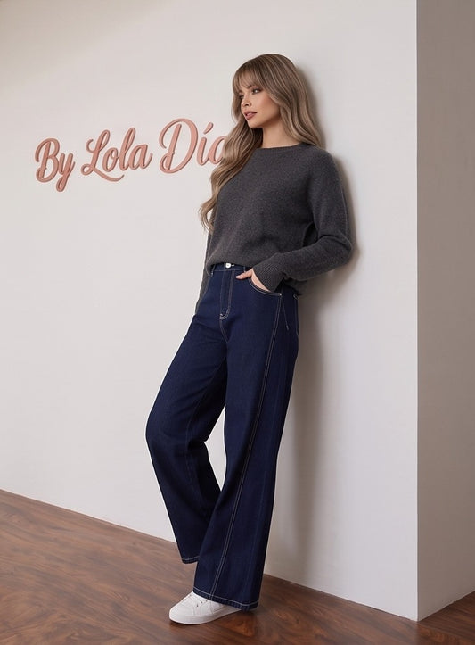 Pantalón vaquero de mujer corte wide leg y tiro alto con pernera ancha, bolsillos delanteros curvados, costuras verticales decorativas a contraste y bolsillos traseros tipo parche, disponible en azul marino denim oscuro y blanco roto crudo.