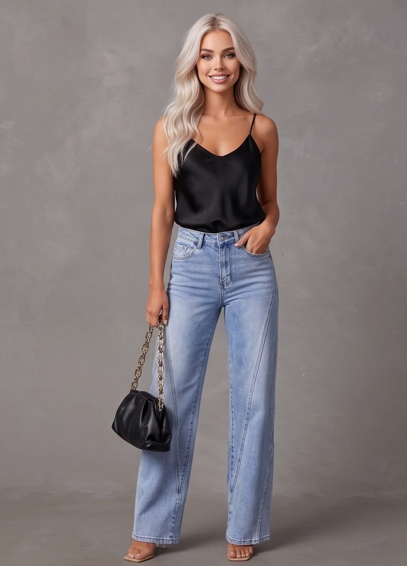 Pantalón vaquero de mujer wide leg de tiro alto en tono azul claro desgastado, con detalle de costuras verticales diagonales al frente y bolsillos traseros estructurados