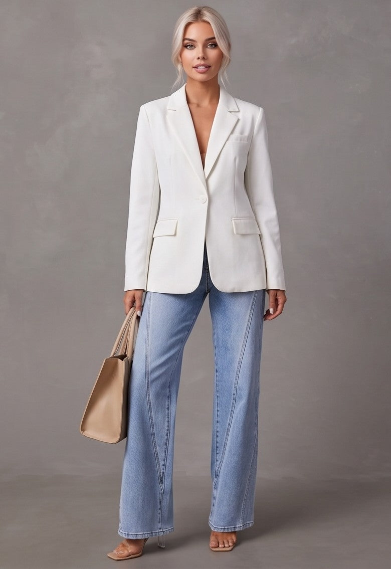 Pantalón vaquero de mujer wide leg de tiro alto en tono azul claro desgastado, con detalle de costuras verticales diagonales al frente y bolsillos traseros estructurados