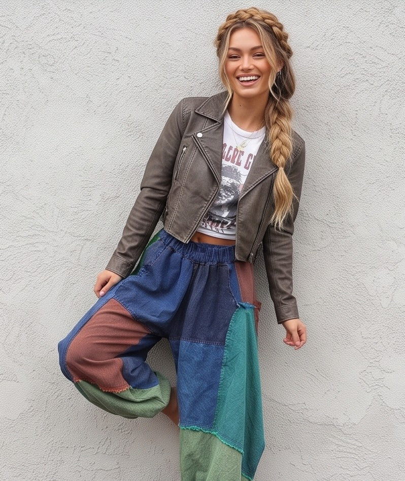 Pantalón bombacho holgado para mujer de estilo europeo con diseño de bloques de color estilo vaquero, mezcla de tonos azules, marrones y verdes, bolsillos amplios y corte relajado de pierna ancha.