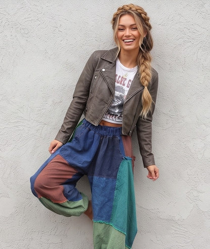 Pantalón bombacho holgado para mujer de estilo europeo con diseño de bloques de color estilo vaquero, mezcla de tonos azules, marrones y verdes, bolsillos amplios y corte relajado de pierna ancha.