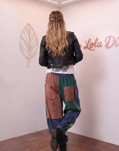 Pantalón bombacho holgado para mujer de estilo europeo con diseño de bloques de color estilo vaquero, mezcla de tonos azules, marrones y verdes, bolsillos amplios y corte relajado de pierna ancha.