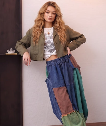Pantalón bombacho holgado para mujer de estilo europeo con diseño de bloques de color estilo vaquero, mezcla de tonos azules, marrones y verdes, bolsillos amplios y corte relajado de pierna ancha.