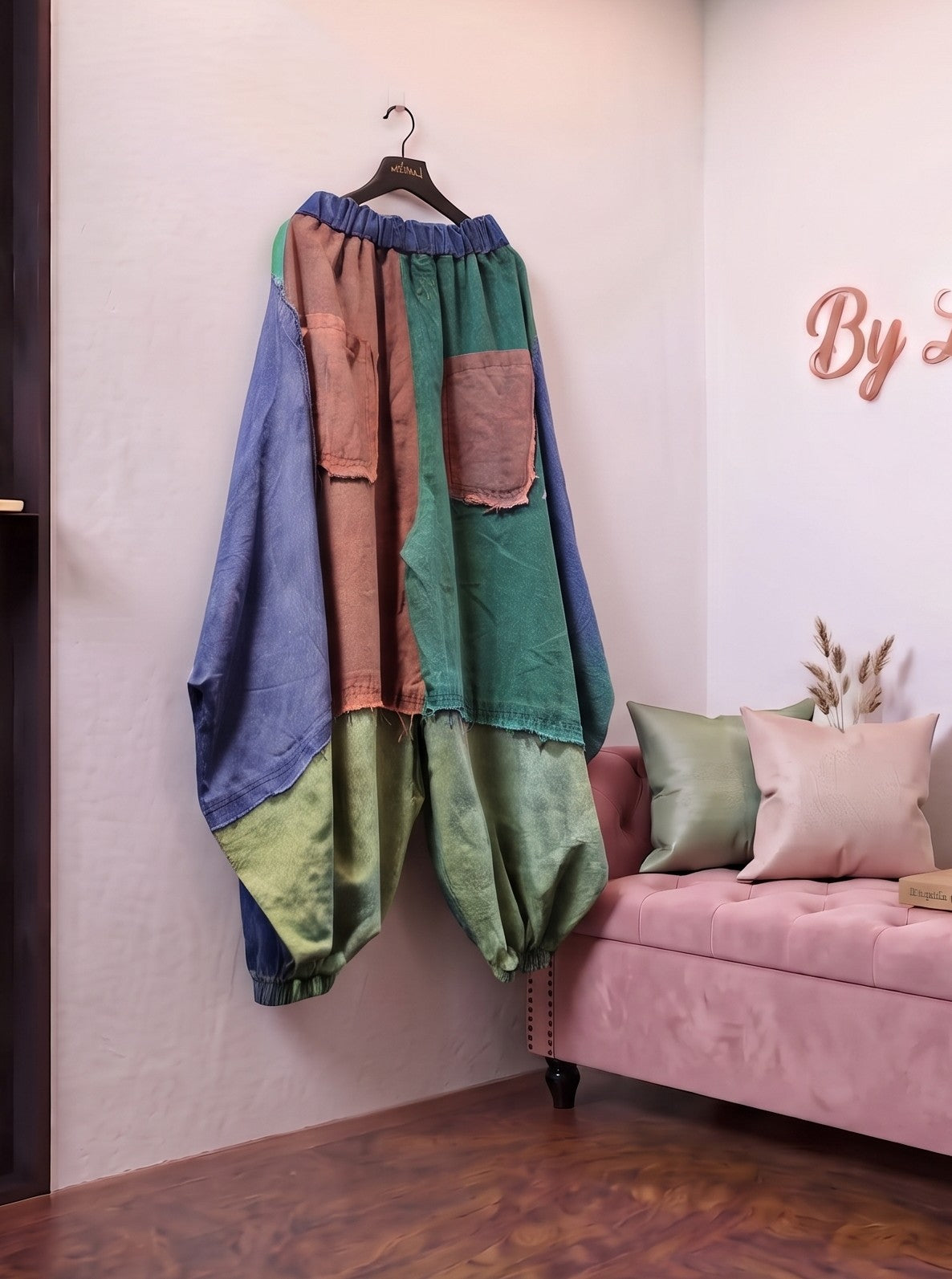 Pantalón bombacho holgado para mujer de estilo europeo con diseño de bloques de color estilo vaquero, mezcla de tonos azules, marrones y verdes, bolsillos amplios y corte relajado de pierna ancha.