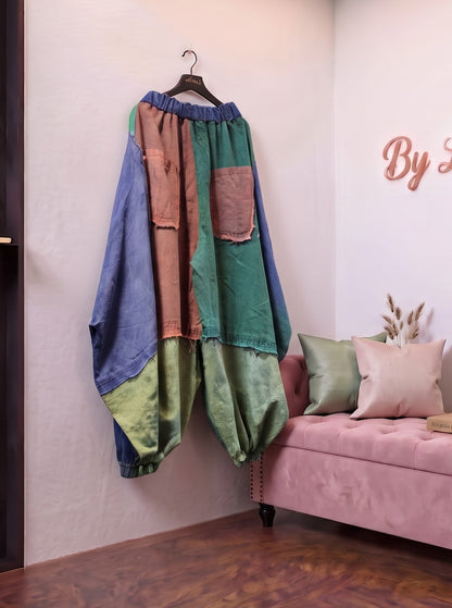 Pantalón bombacho holgado para mujer de estilo europeo con diseño de bloques de color estilo vaquero, mezcla de tonos azules, marrones y verdes, bolsillos amplios y corte relajado de pierna ancha.