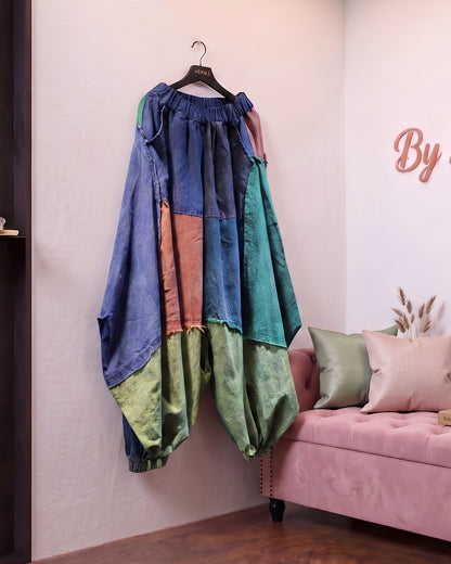 Pantalón bombacho holgado para mujer de estilo europeo con diseño de bloques de color estilo vaquero, mezcla de tonos azules, marrones y verdes, bolsillos amplios y corte relajado de pierna ancha.
