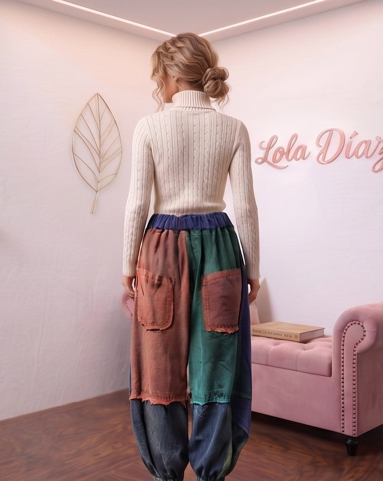 Pantalón bombacho holgado para mujer de estilo europeo con diseño de bloques de color estilo vaquero, mezcla de tonos azules, marrones y verdes, bolsillos amplios y corte relajado de pierna ancha.
