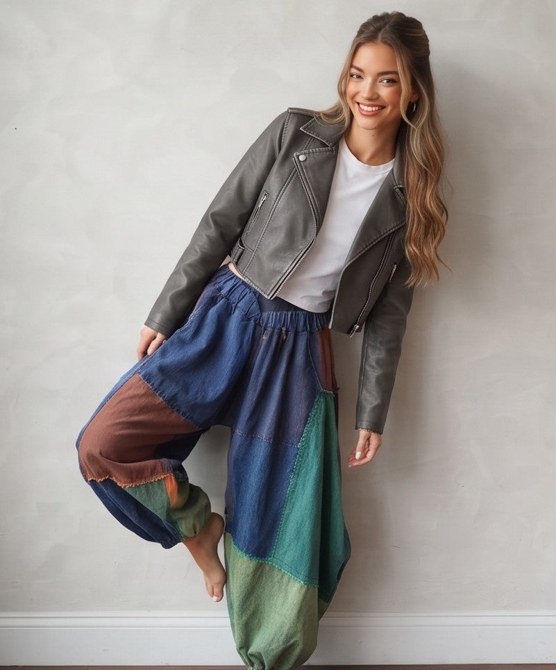 Pantalón bombacho holgado para mujer de estilo europeo con diseño de bloques de color estilo vaquero, mezcla de tonos azules, marrones y verdes, bolsillos amplios y corte relajado de pierna ancha.