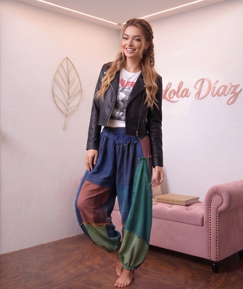 Pantalón bombacho holgado para mujer de estilo europeo con diseño de bloques de color estilo vaquero, mezcla de tonos azules, marrones y verdes, bolsillos amplios y corte relajado de pierna ancha.