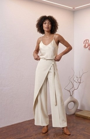pantalones palazzo muy anchos para mujer, con un diseño wrap cruzado que crea un efecto falda superpuesto y una tira larga lateral que se anuda en la cintura. Disponibles en una variedad de siete colores vibrantes