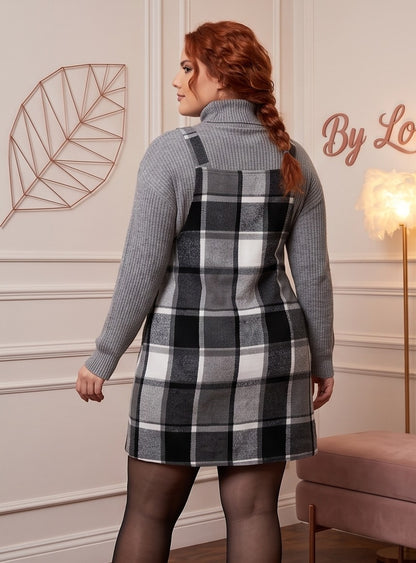 Peto vestido pichi corto para mujer curvy en estampado clásico de cuadros escoceses con corte línea A, tirantes anchos con botones y bolsillo frontal plastrón, confeccionado en mezcla de poliéster cálido, disponible en tonos verde botella, marrón camel y gris con negro sobre jersey de punto.