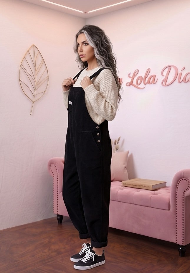 Peto largo de mujer de cintura alta con amplios bolsillos delanteros, mostrado en sus cuatro colores disponibles: negro, verde, café y morado. Confeccionado en tela suave tipo felpa, ideal para un estilo urbano, casual y versátil en el día a día.