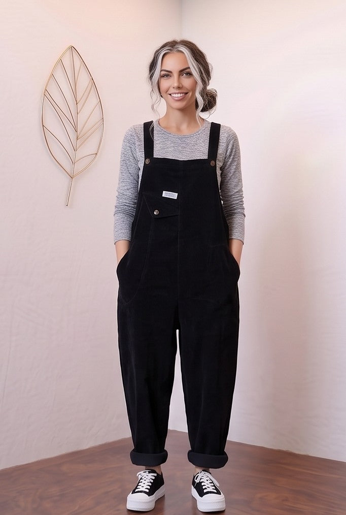 Peto largo de mujer de cintura alta con amplios bolsillos delanteros, mostrado en sus cuatro colores disponibles: negro, verde, café y morado. Confeccionado en tela suave tipo felpa, ideal para un estilo urbano, casual y versátil en el día a día.