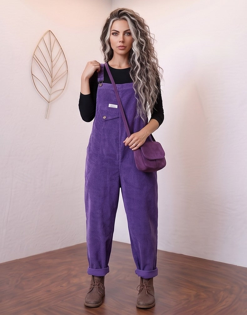 Peto largo de mujer de cintura alta con amplios bolsillos delanteros, mostrado en sus cuatro colores disponibles: negro, verde, café y morado. Confeccionado en tela suave tipo felpa, ideal para un estilo urbano, casual y versátil en el día a día.