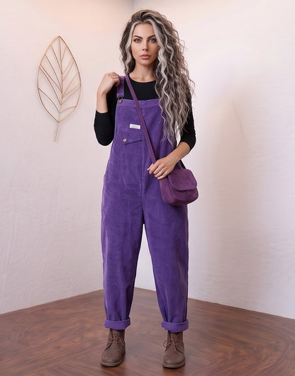 Peto largo de mujer de cintura alta con amplios bolsillos delanteros, mostrado en sus cuatro colores disponibles: negro, verde, café y morado. Confeccionado en tela suave tipo felpa, ideal para un estilo urbano, casual y versátil en el día a día.