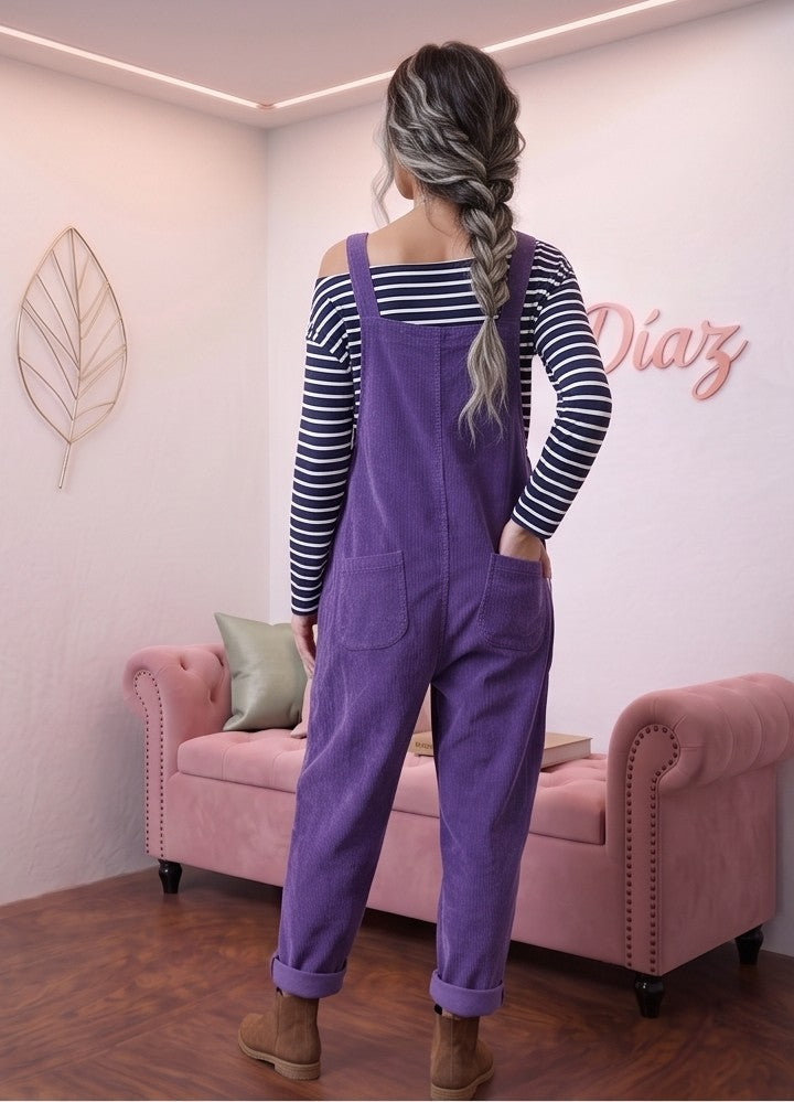 Peto largo de mujer de cintura alta con amplios bolsillos delanteros, mostrado en sus cuatro colores disponibles: negro, verde, café y morado. Confeccionado en tela suave tipo felpa, ideal para un estilo urbano, casual y versátil en el día a día.