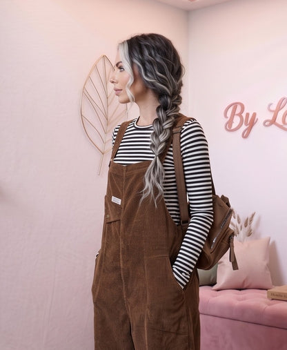 Peto largo de mujer de cintura alta con amplios bolsillos delanteros, mostrado en sus cuatro colores disponibles: negro, verde, café y morado. Confeccionado en tela suave tipo felpa, ideal para un estilo urbano, casual y versátil en el día a día.