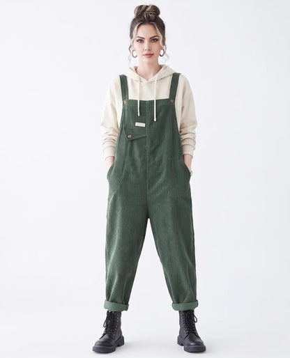 Peto largo de mujer de cintura alta con amplios bolsillos delanteros, mostrado en sus cuatro colores disponibles: negro, verde, café y morado. Confeccionado en tela suave tipo felpa, ideal para un estilo urbano, casual y versátil en el día a día.