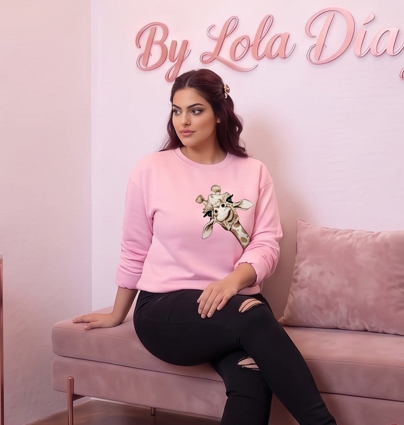 Sudadera de mujer de corte holgado en tejido suave con cuello redondo y manga abullonada, decorada con estampado gráfico de jirafa curiosa en el frontal, disponible en siete colores: blanco, rosa pastel, verde oliva, negro, gris claro, naranja y marrón café.
