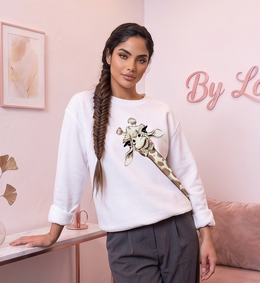 Sudadera de mujer de corte holgado en tejido suave con cuello redondo y manga abullonada, decorada con estampado gráfico de jirafa curiosa en el frontal, disponible en siete colores: blanco, rosa pastel, verde oliva, negro, gris claro, naranja y marrón café.