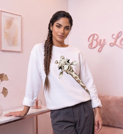 Sudadera de mujer de corte holgado en tejido suave con cuello redondo y manga abullonada, decorada con estampado gráfico de jirafa curiosa en el frontal, disponible en siete colores: blanco, rosa pastel, verde oliva, negro, gris claro, naranja y marrón café.