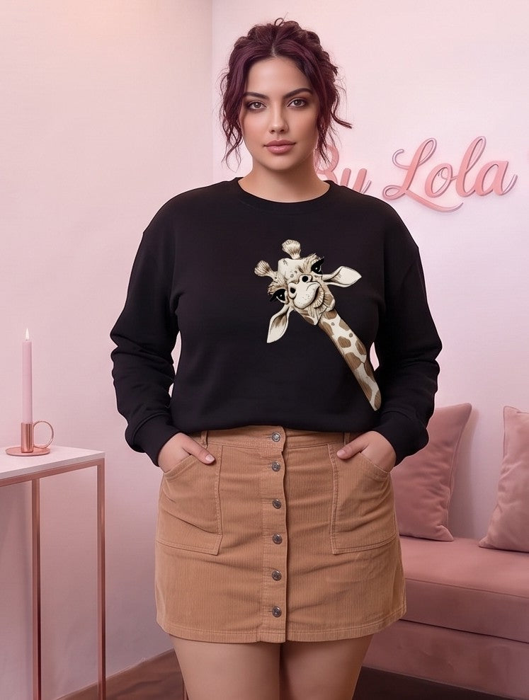 Sudadera de mujer de corte holgado en tejido suave con cuello redondo y manga abullonada, decorada con estampado gráfico de jirafa curiosa en el frontal, disponible en siete colores: blanco, rosa pastel, verde oliva, negro, gris claro, naranja y marrón café.
