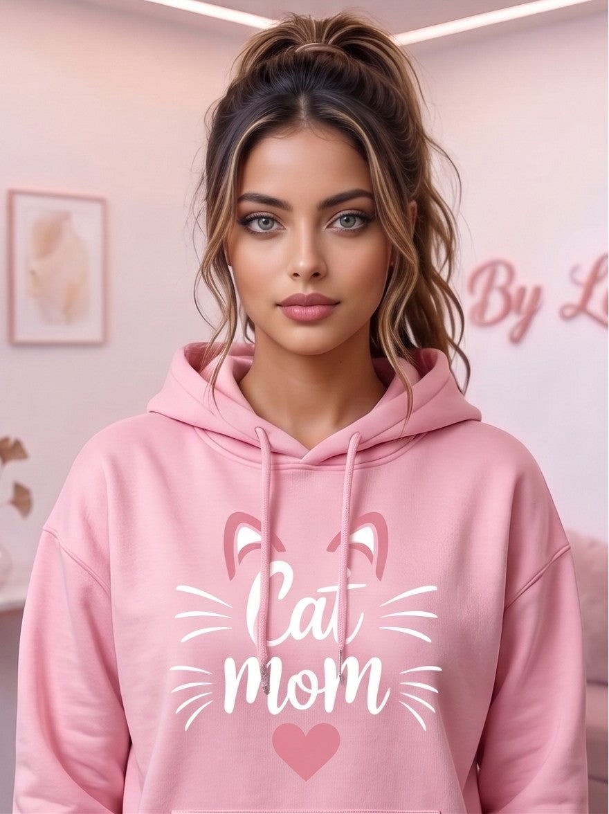 Sudadera hoodie con capucha de mujer corte holgado con estampado Cat Mom, orejitas de gato y corazón central. Diseño casual con bolsillo canguro delantero y mangas largas abullonadas, disponible en 8 colores: rosa, blanco, negro, gris jaspeado, marrón café, verde oscuro, albaricoque y morado